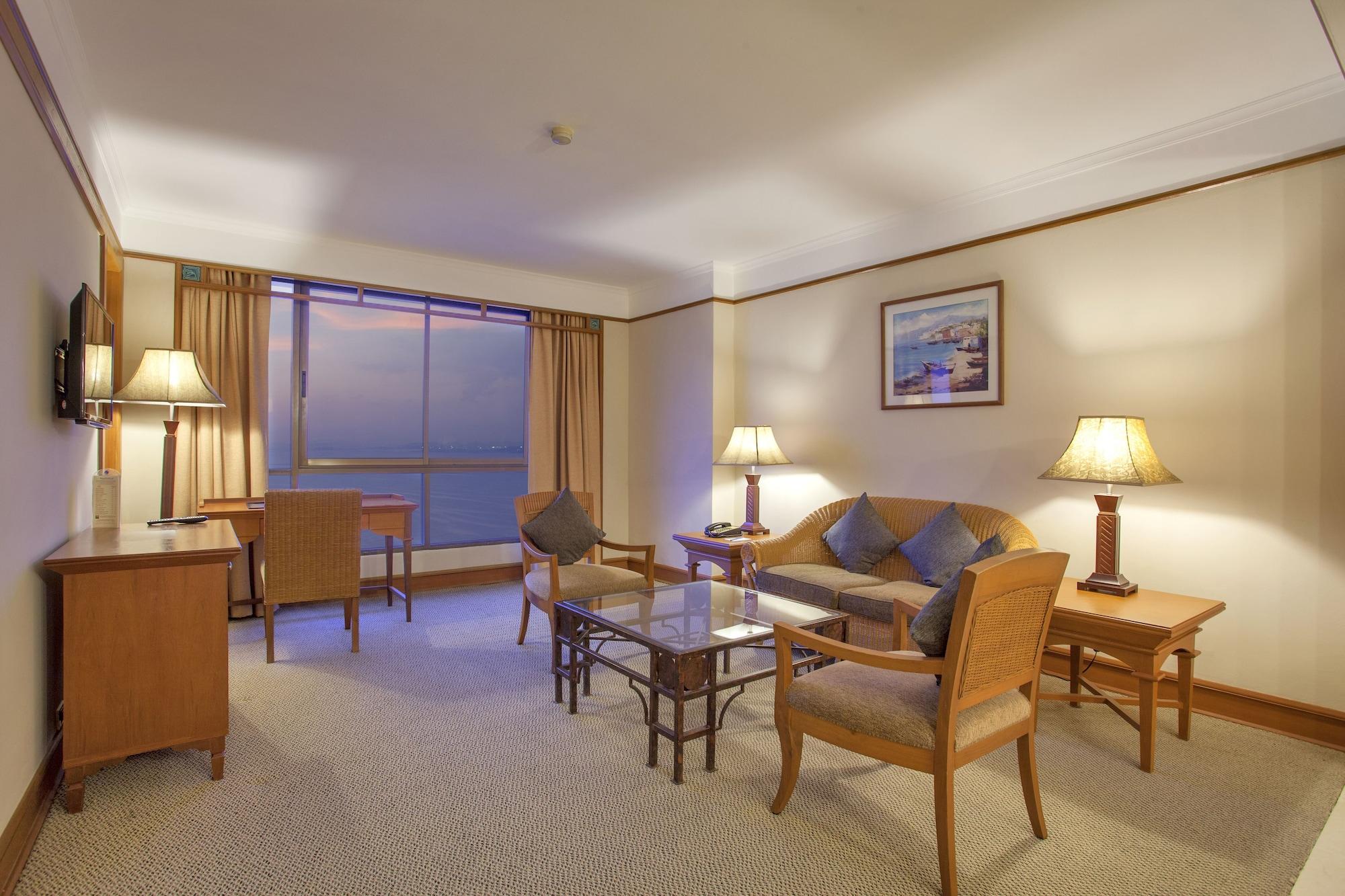 Cholchan Pattaya Beach Resort - Sha Extra Plus Luaran gambar A suite at the Hilton Tokyo