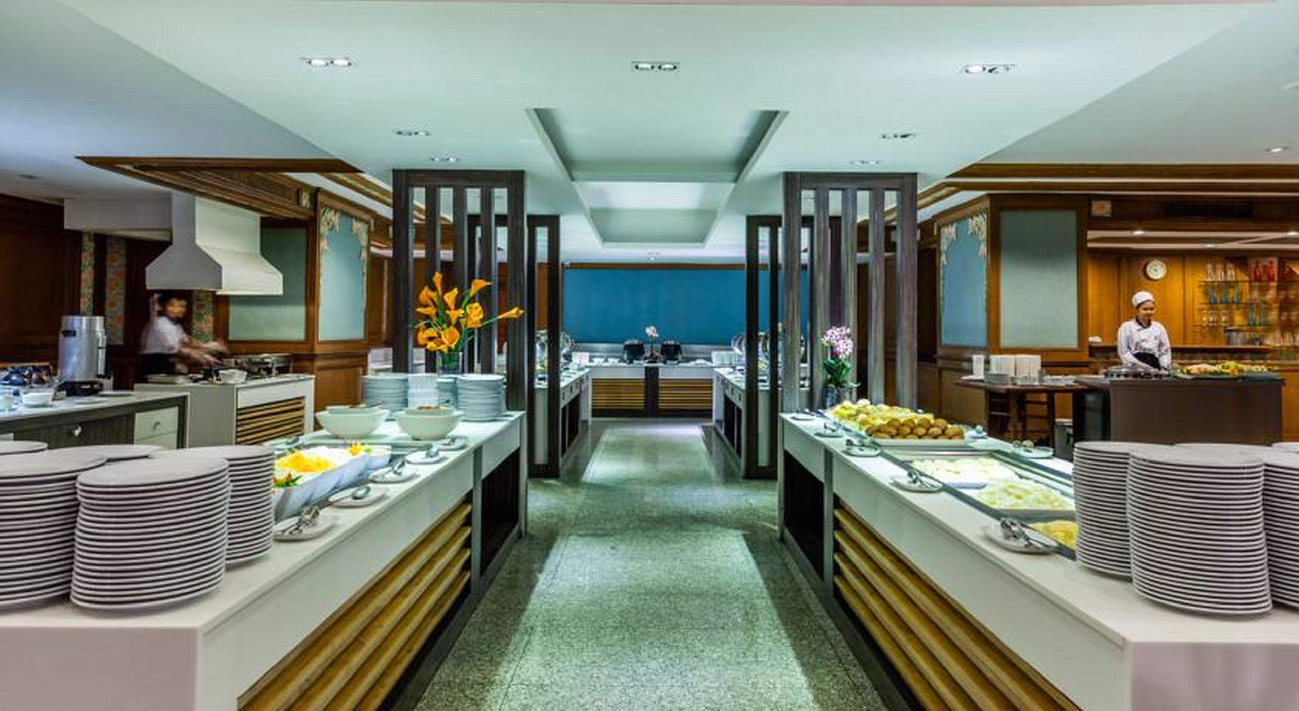 Cholchan Pattaya Beach Resort - Sha Extra Plus Luaran gambar The buffet at the lounge