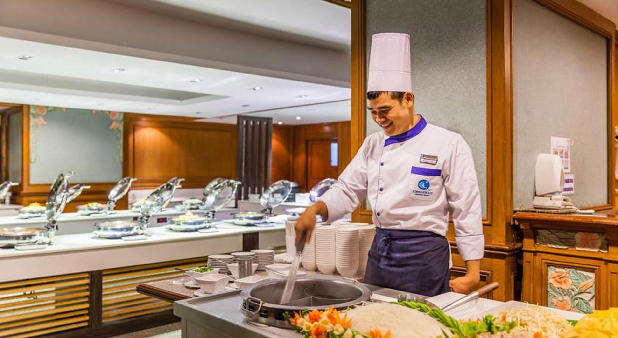 Cholchan Pattaya Beach Resort - Sha Extra Plus Luaran gambar A chef at work