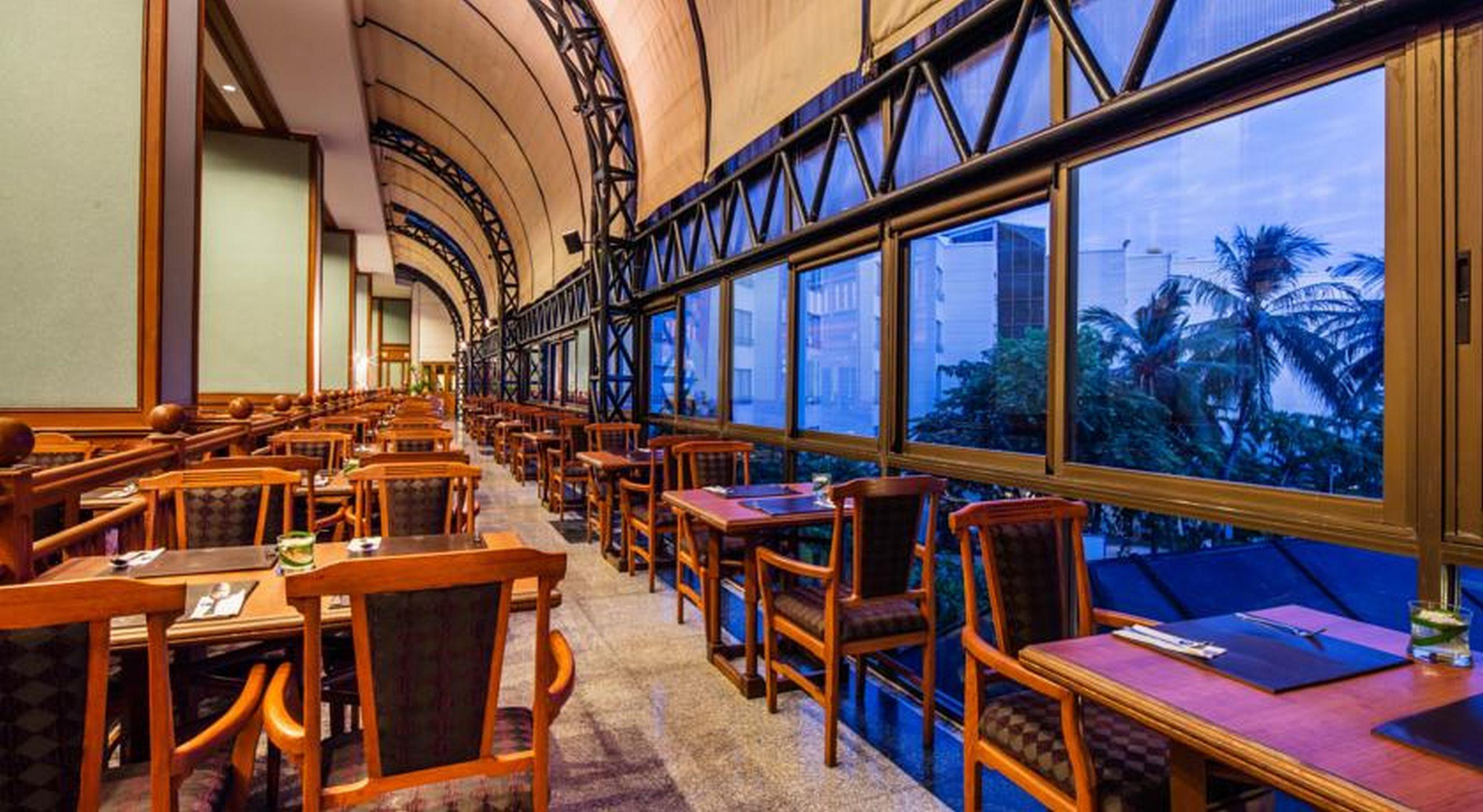 Cholchan Pattaya Beach Resort - Sha Extra Plus Luaran gambar The interior of the restaurant