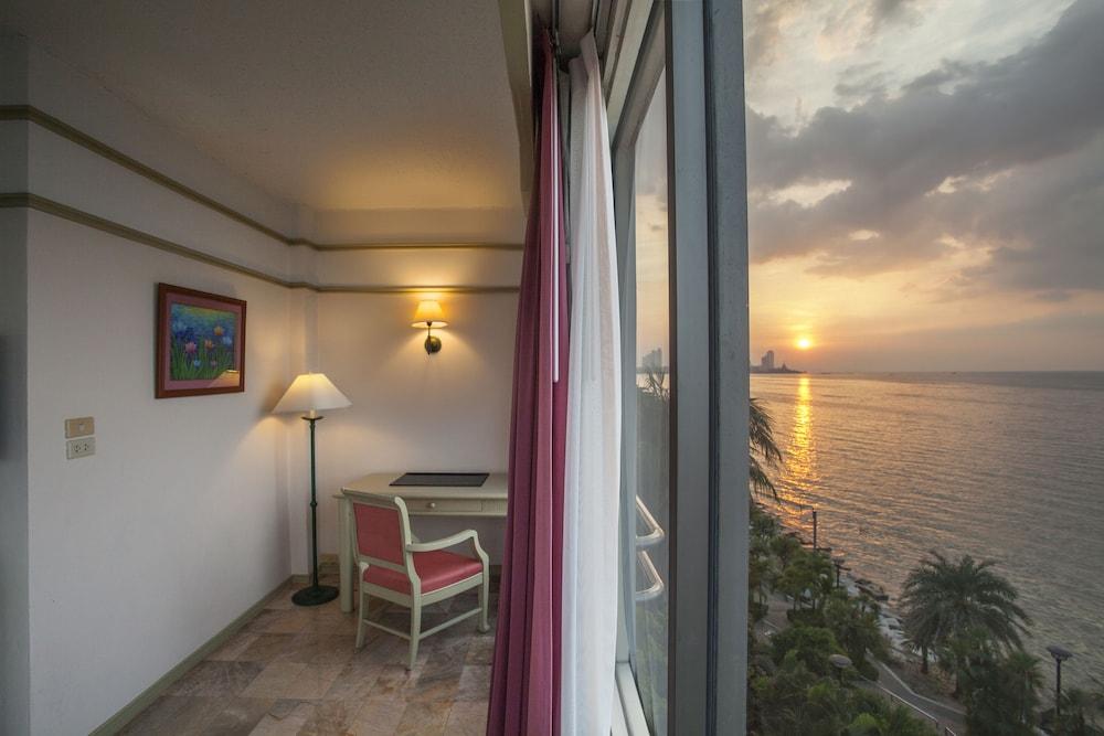 Cholchan Pattaya Beach Resort - Sha Extra Plus Luaran gambar A room at the hotel