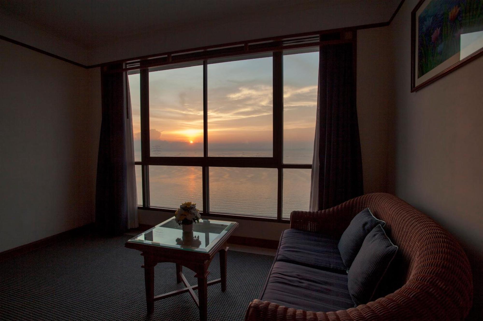 Cholchan Pattaya Beach Resort - Sha Extra Plus Bilik gambar Sunset view from a room at the hotel