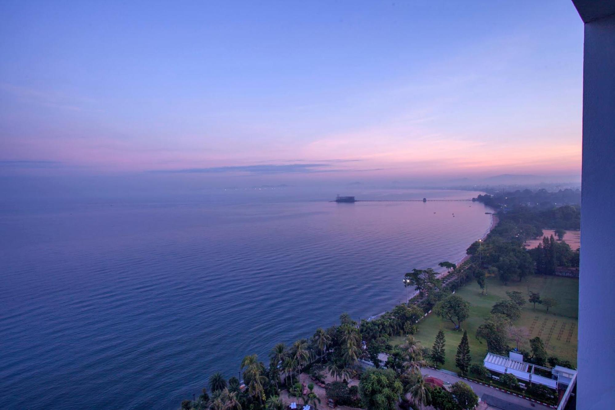 Cholchan Pattaya Beach Resort - Sha Extra Plus Bilik gambar View of the Gulf of Naples from the hotel