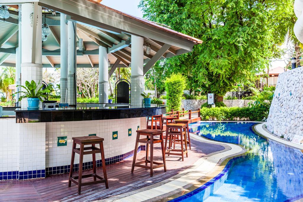Cholchan Pattaya Beach Resort - Sha Extra Plus Luaran gambar The swimming pool at the hotel