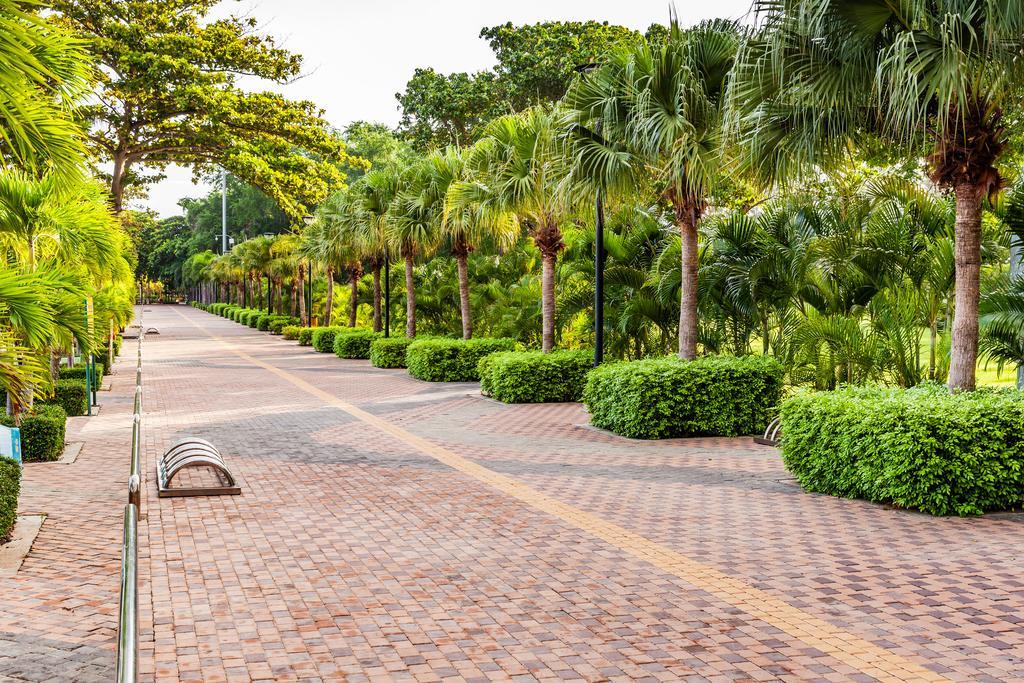 Cholchan Pattaya Beach Resort - Sha Extra Plus Luaran gambar The park