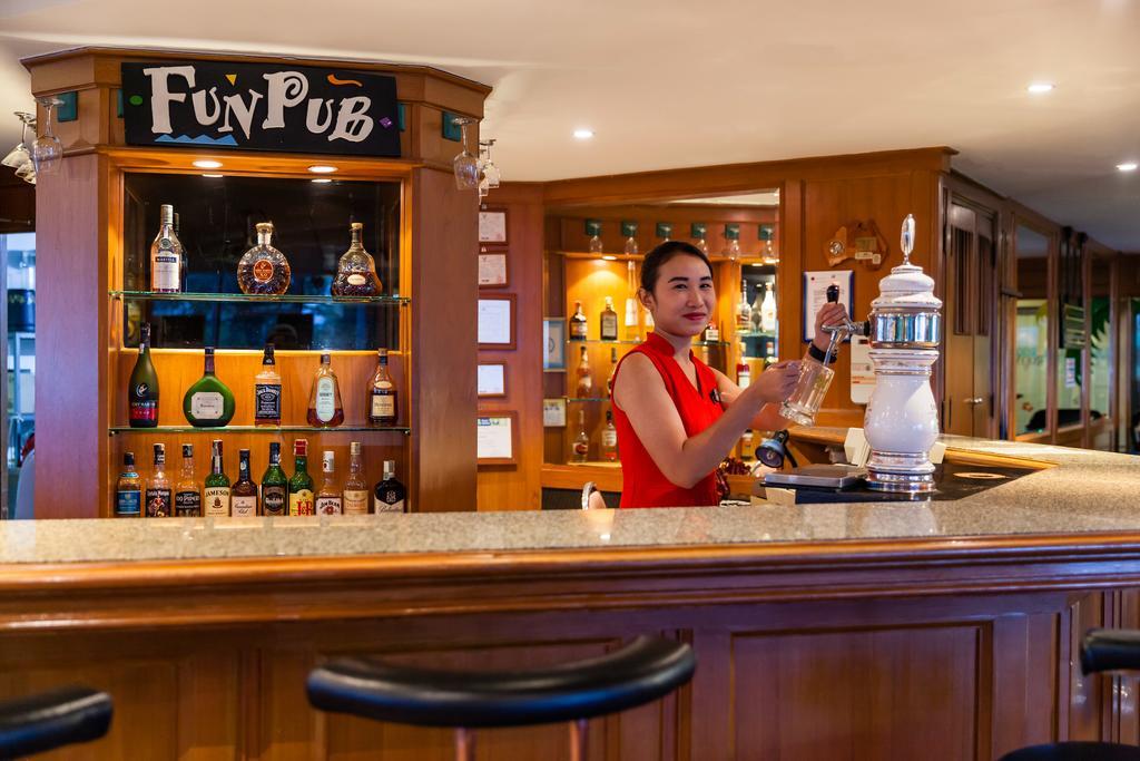 Cholchan Pattaya Beach Resort - Sha Extra Plus Luaran gambar A bar in a cruise ship