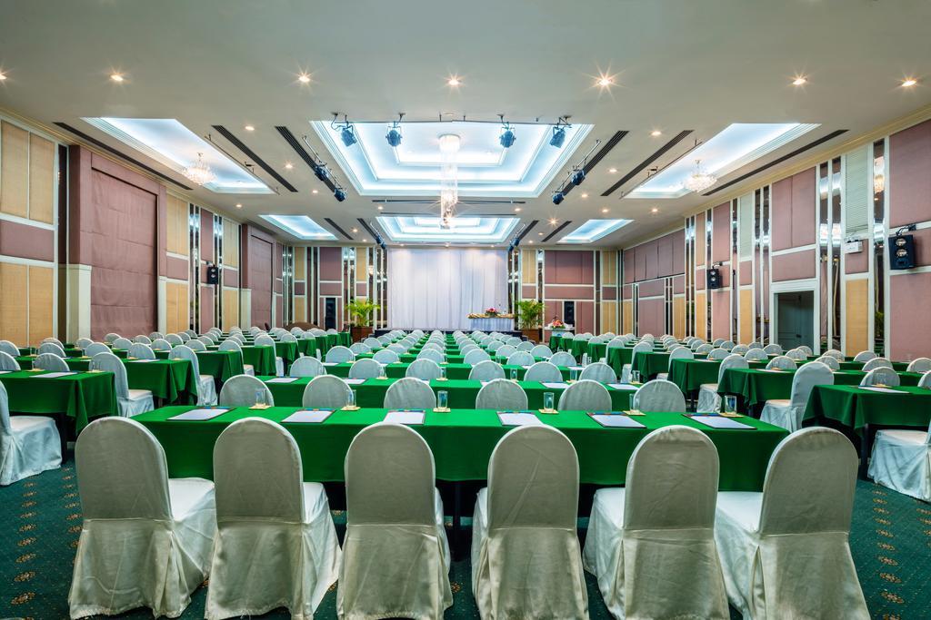 Cholchan Pattaya Beach Resort - Sha Extra Plus Luaran gambar The Royal Paragon Hotel