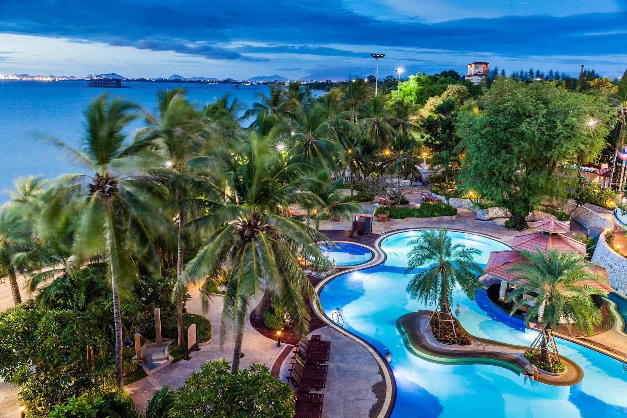 Cholchan Pattaya Beach Resort - Sha Extra Plus Luaran gambar The pool at the Royal Paradise Hotel & Spa