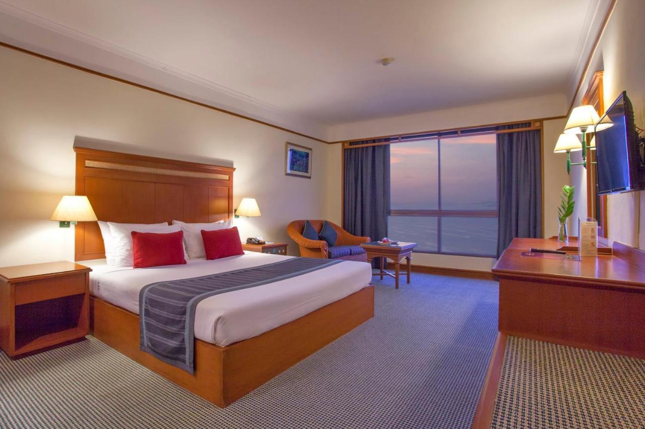 Cholchan Pattaya Beach Resort - Sha Extra Plus Luaran gambar A room at the hotel