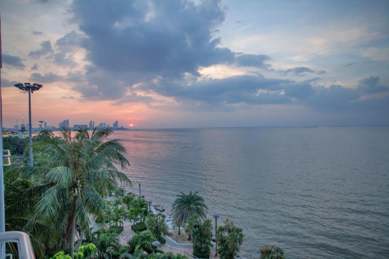 Cholchan Pattaya Beach Resort - Sha Extra Plus Luaran gambar Sunset at the Bay of Bengal, Marina Beach, Chennai