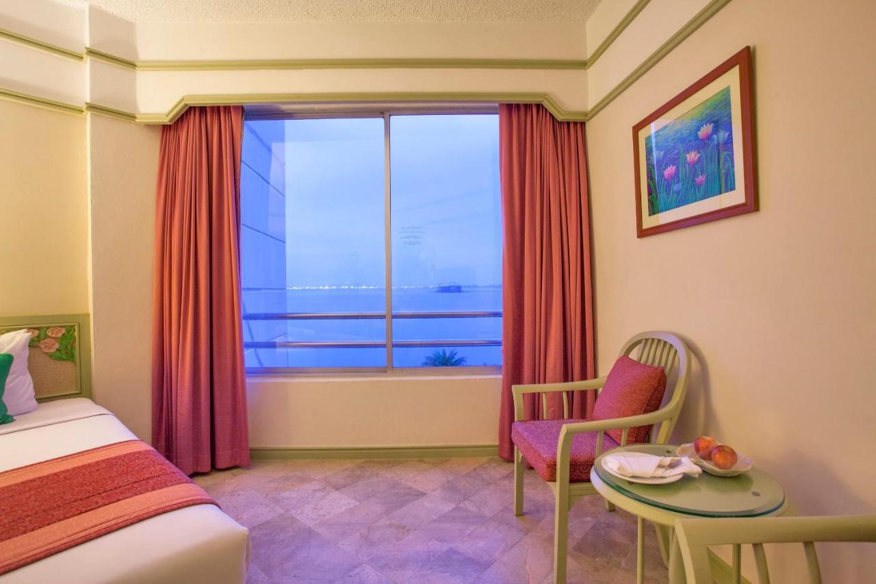 Cholchan Pattaya Beach Resort - Sha Extra Plus Luaran gambar A room at the hotel