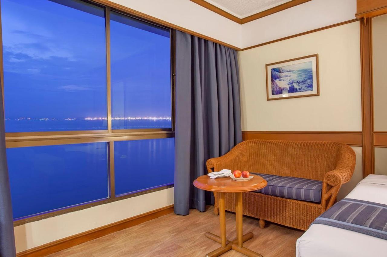 Cholchan Pattaya Beach Resort - Sha Extra Plus Luaran gambar A room at the hotel