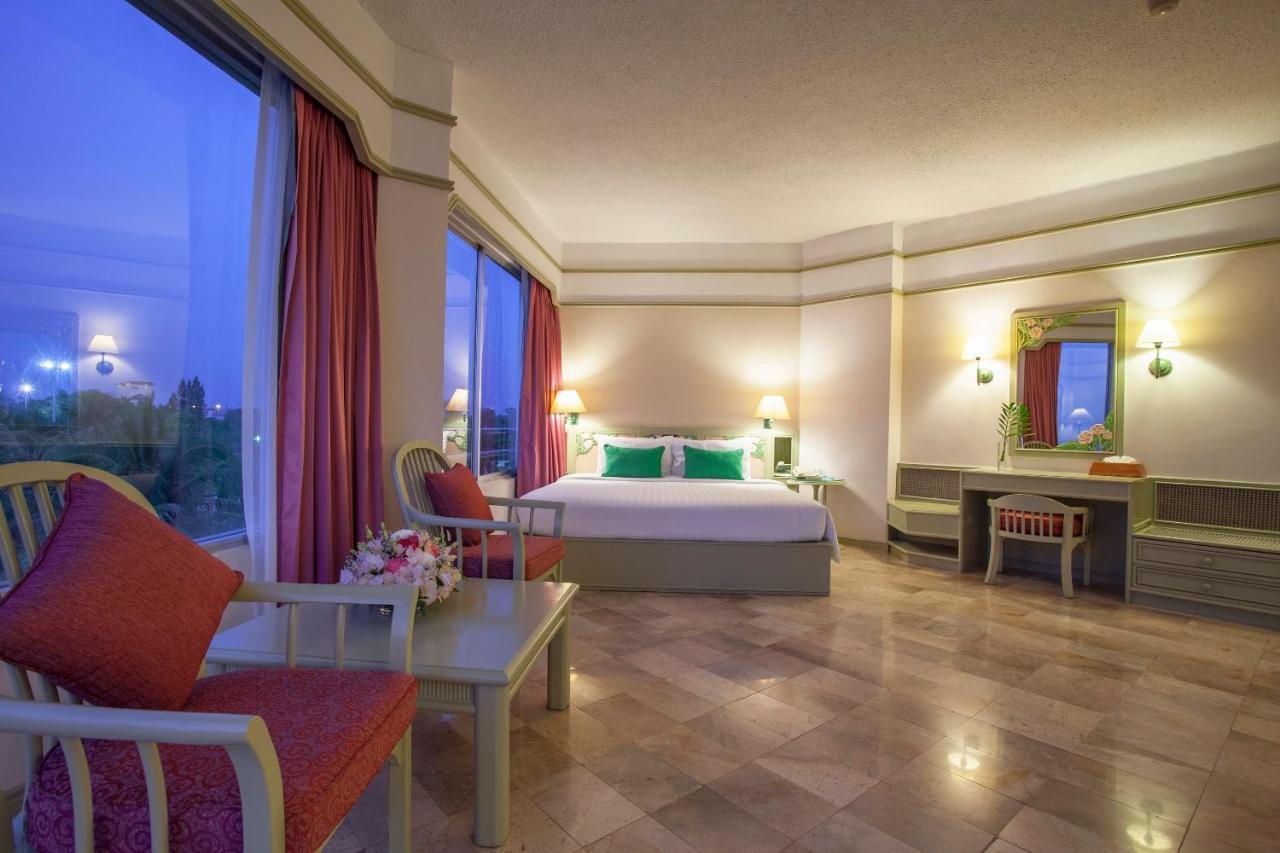 Cholchan Pattaya Beach Resort - Sha Extra Plus Luaran gambar A suite at the hotel