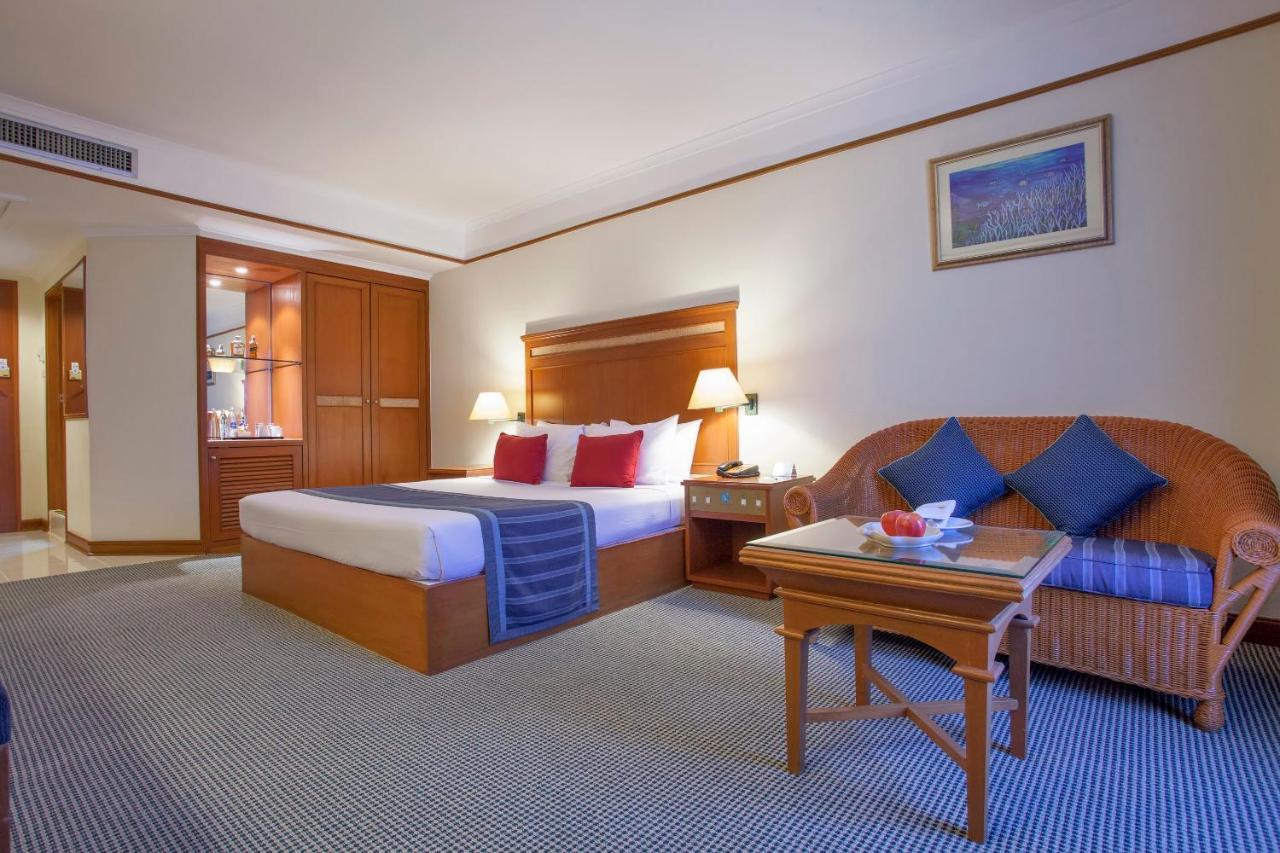 Cholchan Pattaya Beach Resort - Sha Extra Plus Luaran gambar A room at the hotel